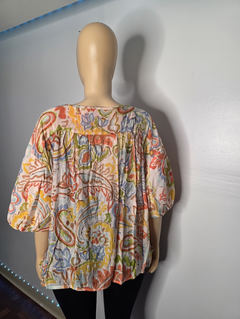 Vince Camuto Multicolor Floral Scoop-Neck Button Front Tunic Size US/XL - Picture 2 of 11